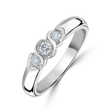 18ct white gold diamond 3 stone ring set with round brilliant cut diamonds. Diamond=0.20ct.